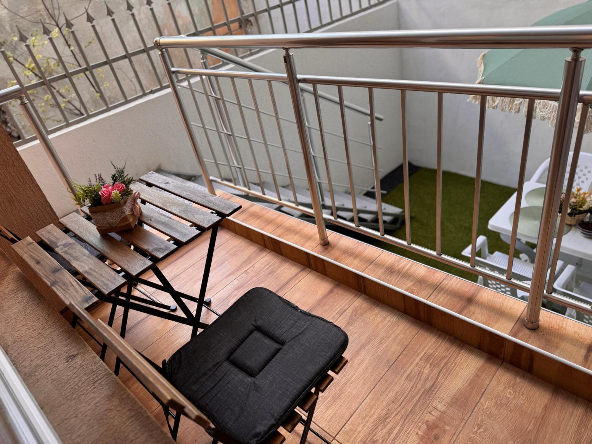 Goldy Central Beach Apartment With Private Garden Бургас Екстериор снимка