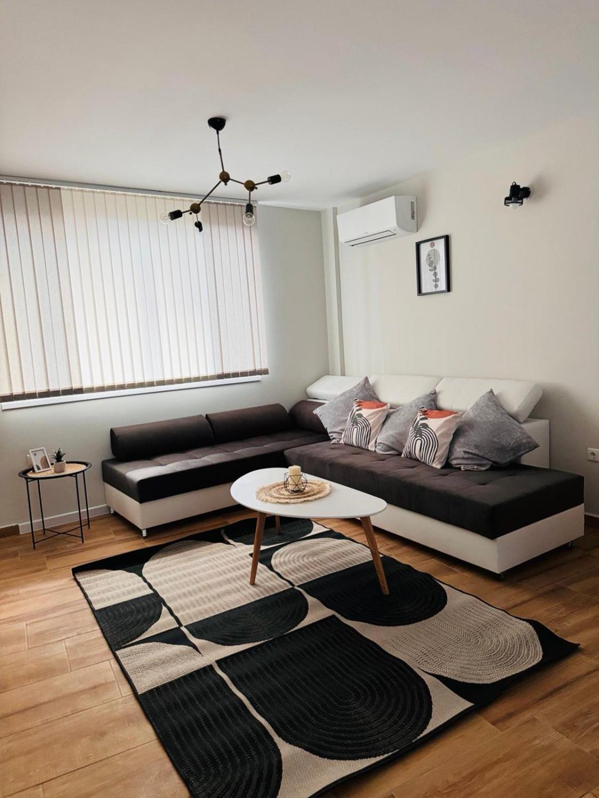 Goldy Central Beach Apartment With Private Garden Бургас Екстериор снимка