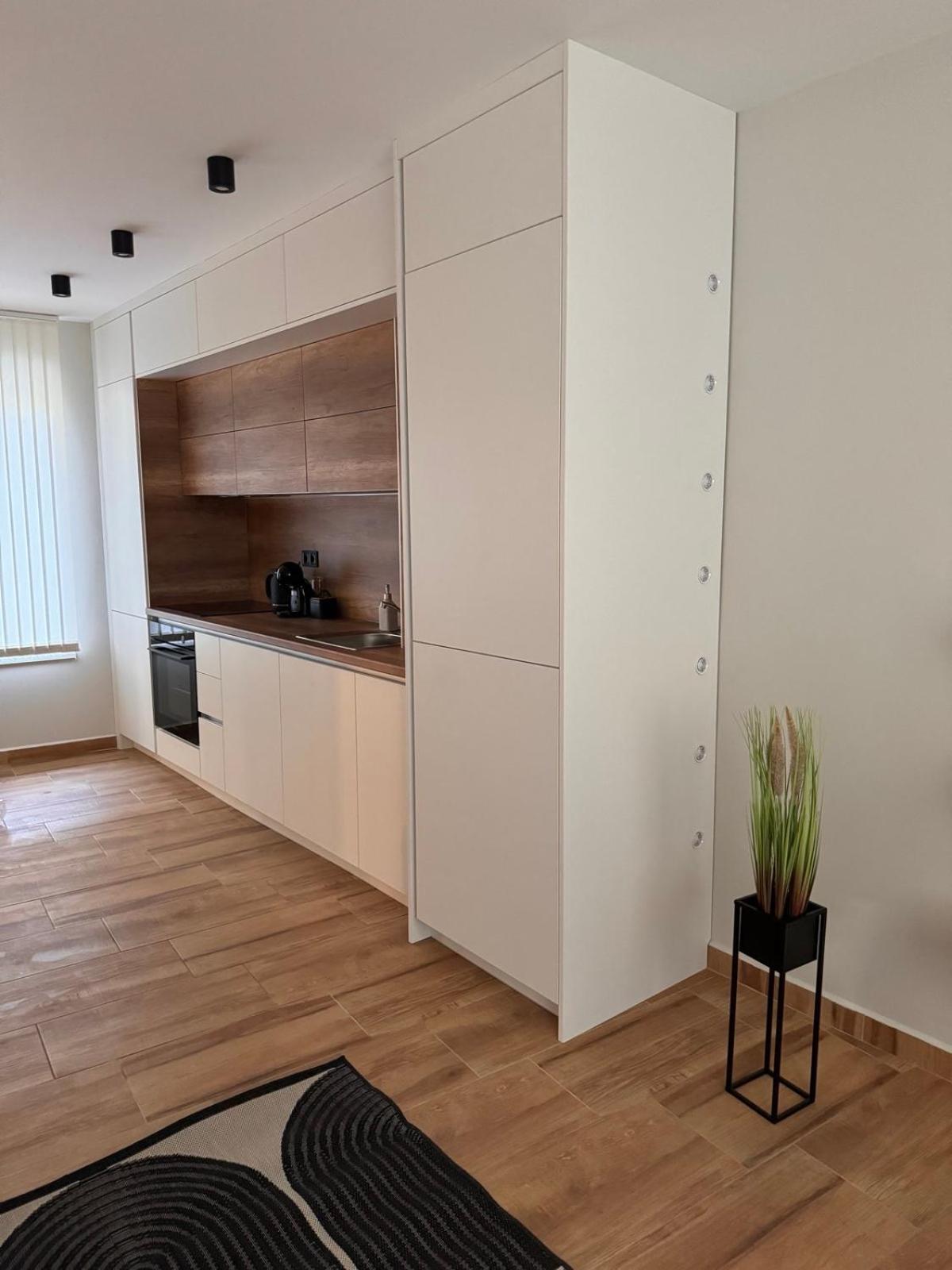 Goldy Central Beach Apartment With Private Garden Бургас Екстериор снимка
