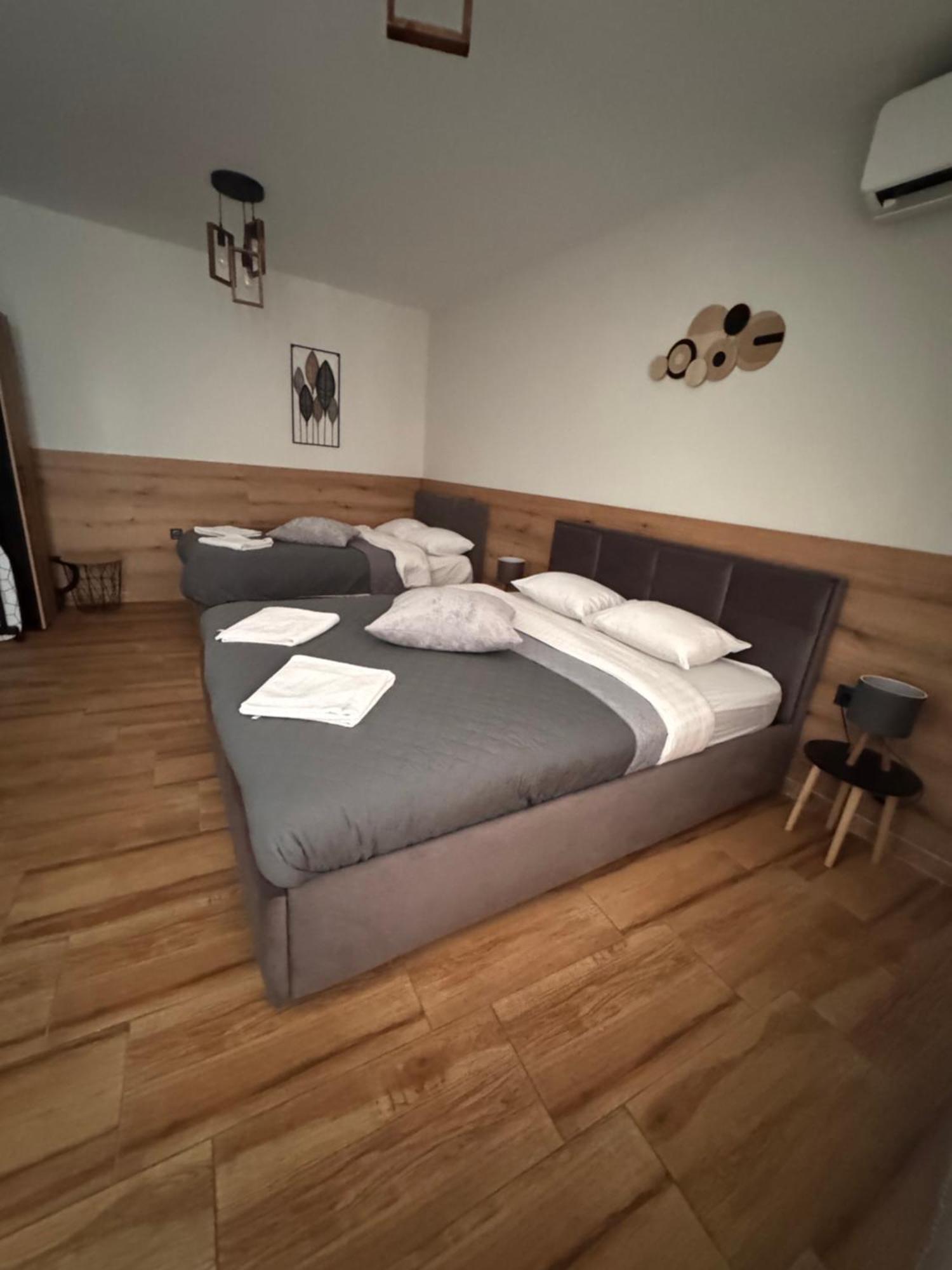 Goldy Central Beach Apartment With Private Garden Бургас Екстериор снимка